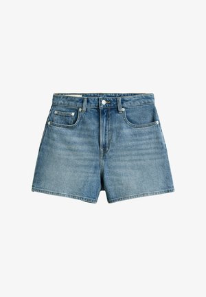 Blauwe denim shorts met knopen aan de voorkant, lussen voor een riem en een ontwerp met vijf zakken, weergegeven tegen een witte achtergrond.