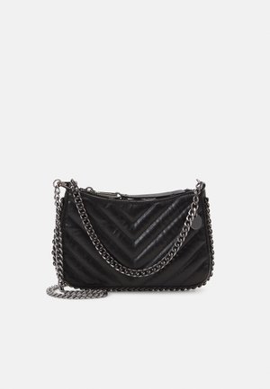 Czarna pikowana skórzana torba na ramię z wzorem w jodełkę i srebrnym łańcuszkowym paskiem na białym tle.