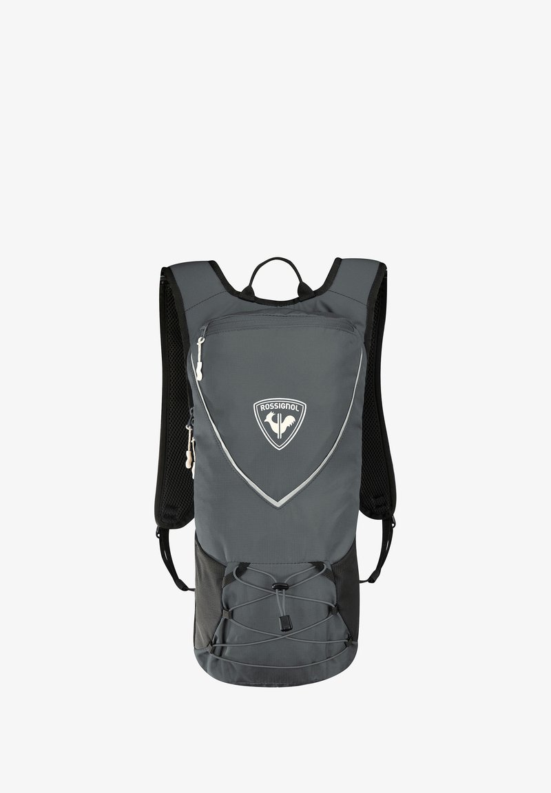 Grau, glatter Rucksack mit einem Reißverschluss vorne, Netzseiten und einem Bungee-Kordel an der Vorderseite. Logo in der Mitte angebracht.