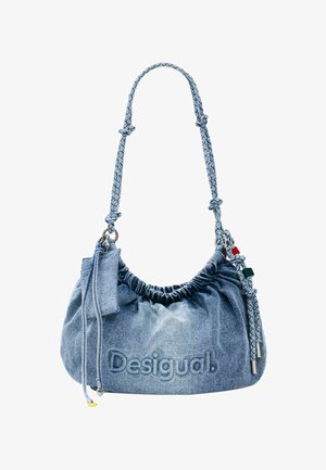 Sac d'épaule en denim bleu clair avec bandoulière tressée, détails à cordon de serrage, et "Desigual" brodé à l'avant.