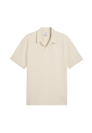 Beige polo met korte mouwen, een zachte textuur, open kraag en subtiel Puma-logo op de linkerborst.