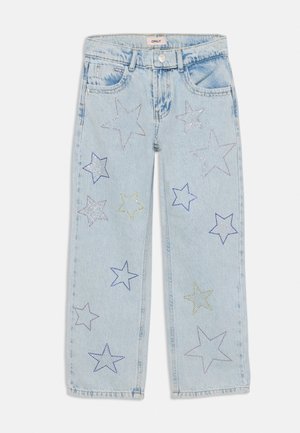 Jeans de ganga azul claro com pernas largas, apresentando aplicações em forma de estrela de várias cores e tamanhos espalhadas pelo tecido.