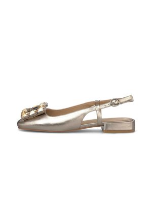 Zapato plano slingback dorado metálico con hebilla cuadrada con joyas y tacón bajo de bloque, vista lateral sobre fondo blanco.