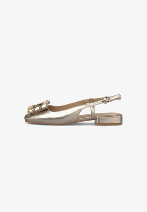 Zapato plano slingback dorado metálico con hebilla cuadrada con joyas y tacón bajo de bloque, vista lateral sobre fondo blanco.