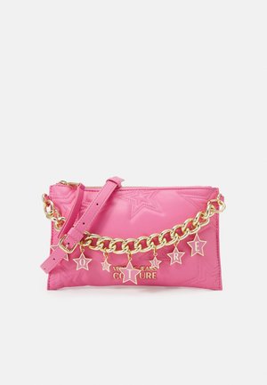 Vaaleanpunainen nahkainen clutch-laukku, jossa on kultaketju, tähti-muotoiset koristeet, päällystetty tähti-kuvio ja vetoketjukiinnitys. Sisältää logon yksityiskohtana.