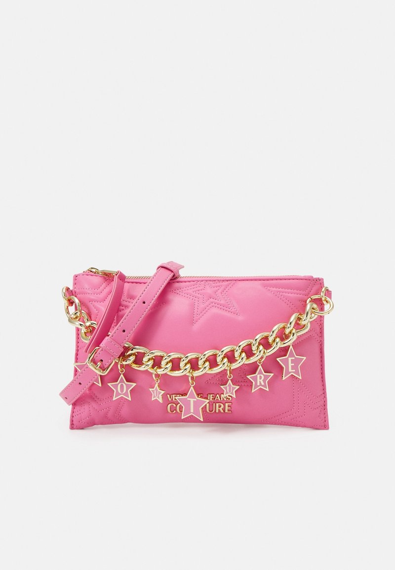 Růžová kožená kabelka přes rameno s zlatým řetízkovým popruhem, hvězdnými přívěsky, prošívaným hvězdným vzorem a zipovým uzávěrem. S logem detail.