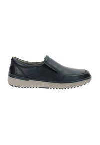Zapatos sin cordones hechos de cuero liso color marino, con paneles perforados, una suela de goma texturizada y sutiles acentos de diseño.