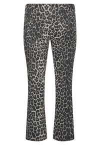 Jeans acampanados en un estampado de leopardo en gris y negro, con bolsillos traseros y costuras visibles en un denim con un acabado texturizado.
