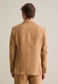 Braune Leinen-Sakko mit Reverskragen und einer Einfachventilation. Einfaches Design, weiche Textur und geknöpfte Ärmelbündchen. 