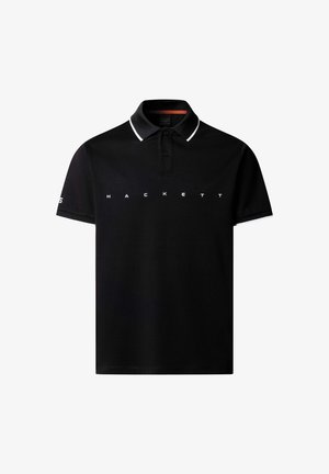 Crna polo majica kratkih rukava s bijelim obrubom na ovratniku i manžetama, s natpisom "HACKETT" preko prsa i malim logotipom na lijevom rukavu.