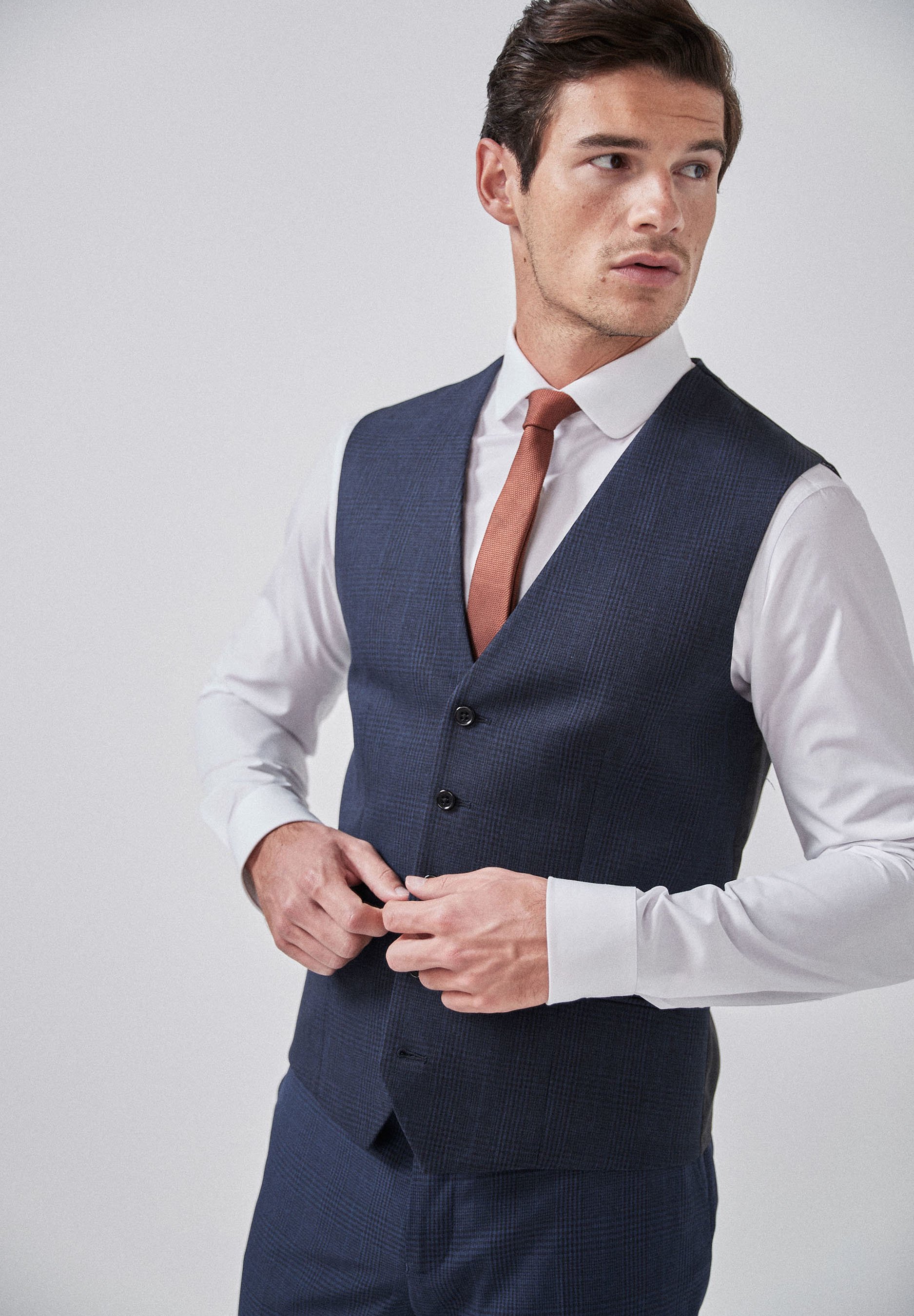 Cómo combinar un traje azul marino - Modaellos.com