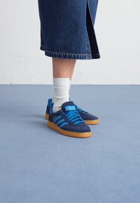 adidas Originals HANDBALL SPEZIAL - Sportcipő - night indigo/bright blue