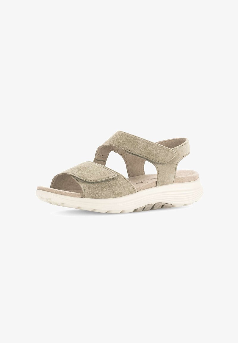 Sandale ouverte en suède beige avec brides réglables en Velcro et semelle blanche en caoutchouc rembourrée pour plus de confort et de soutien.