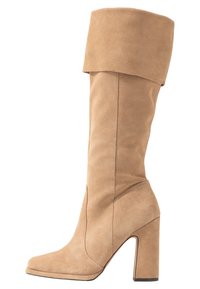 Botte jusqu'au genou en daim beige avec un revers plié, un bout carré et un talon bloc épais. Caractérisée par une texture lisse et des détails de couture soignés.