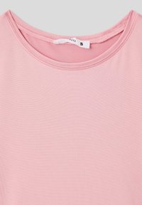 T-shirt fucsia aderente con scollatura rotonda. Realizzata in tessuto liscio e elastico, presenta un'etichetta che indica la taglia small.
