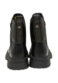 Černé kožené kotníkové boty s hladkým povrchem, gumovými podešvemi, elastickými bočními panely a kovovým logem na patě.
