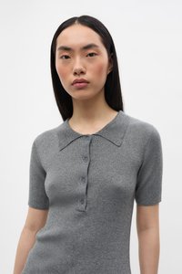 Sivý rebrovaný top s krátkym rukávom a golierikom, vybavený päťgombíkovým zapínaním a priliehavým strihom, vyrobený z mäkkého, textúrovaného materiálu.