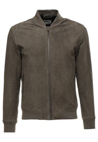 Giacca bomber in suede marrone con collo alto, zip frontale e polsini e orlo a coste. Tasche laterali con zip per una funzionalità aggiuntiva.
