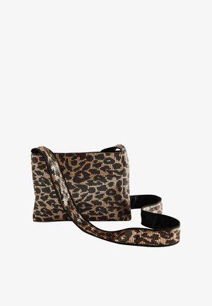 Leopardų rašto perpetinė rankinė su tekstūruotu, metaliniu paviršiumi. Juodos ir auksinės spalvos, su ilgu reguliuojamu diržu. Kompaktiška stačiakampio forma.