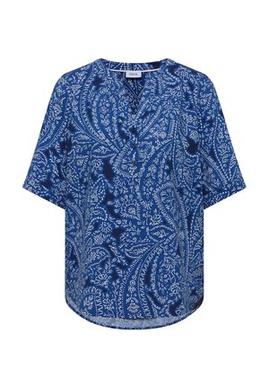 Blusa azul de manga corta con un patrón intrincado de cachemira en blanco, escote redondo y tres pequeños botones en el centro delantero.