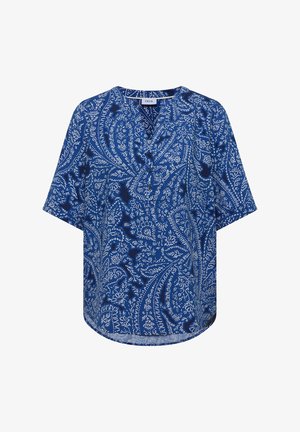 Blusa azul de manga corta con un patrón intrincado de cachemira en blanco, escote redondo y tres pequeños botones en el centro delantero.