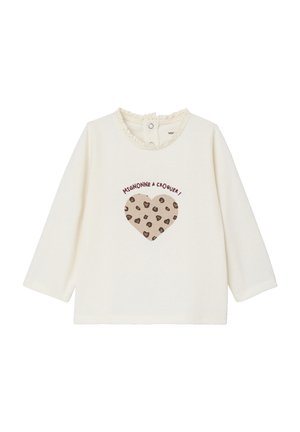 Cremfarbendes Langarmshirt mit einem Rüschenausschnitt und einem Herzgrafik mit braunen Leoprintflecken und rotem Text.