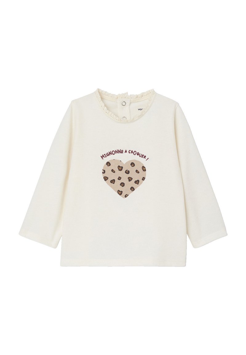Cremfarbendes Langarmshirt mit einem Rüschenausschnitt und einem Herzgrafik mit braunen Leoprintflecken und rotem Text.