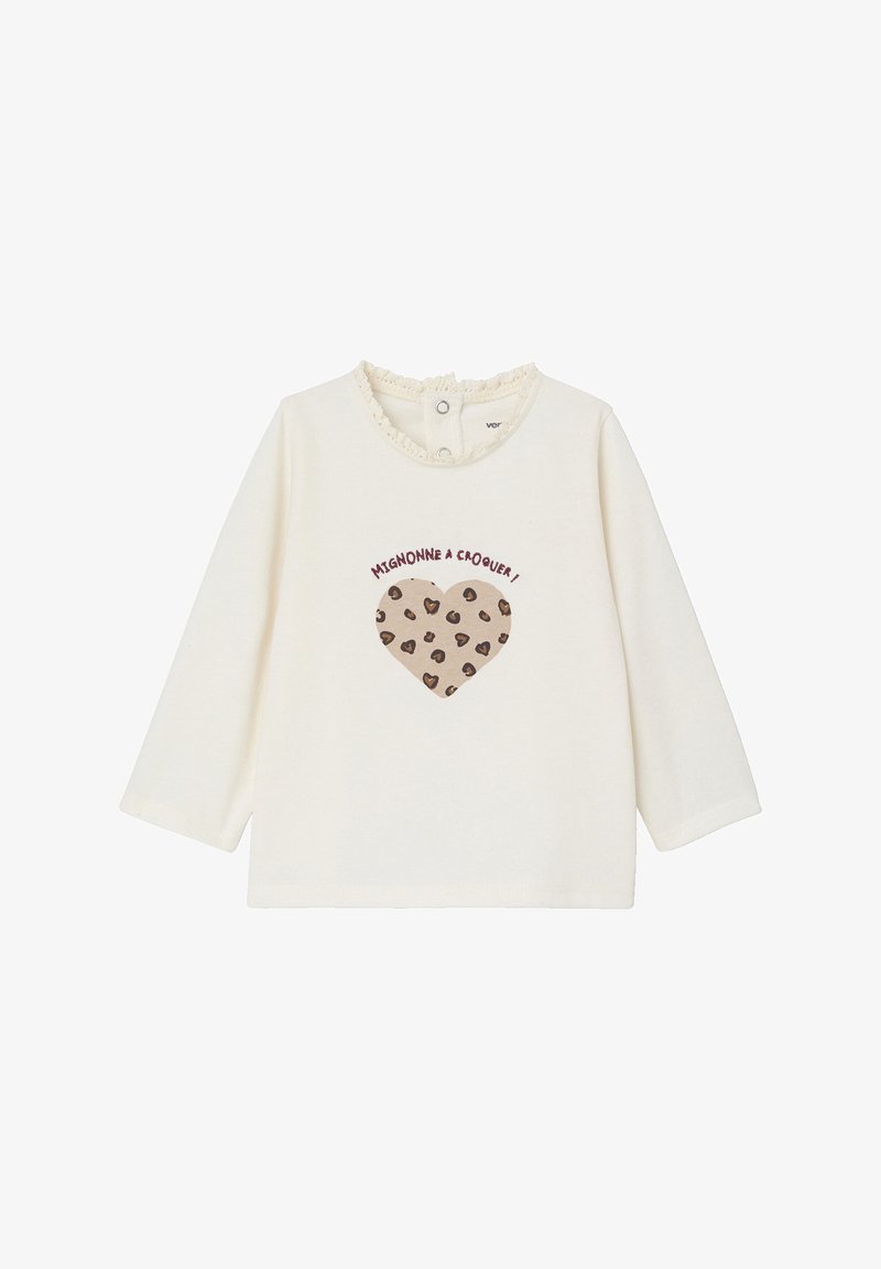 Cremfarbendes Langarmshirt mit einem Rüschenausschnitt und einem Herzgrafik mit braunen Leoprintflecken und rotem Text.