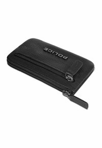 Portafoglio in pelle nera con superficie texturizzata, chiusura con zip e logo "POLICE" in rilievo sulla parte anteriore. Design slim con dettagli discreti.