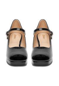 Czarne lakierowane szpilki Mary Jane z okrągłym noskiem, paskiem na kostce z klamrą oraz gładkim beżowym wnętrzem z marką "JENNY".