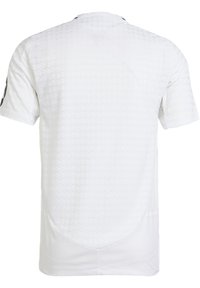 Camiseta deportiva de manga corta blanca con un patrón texturizado, cuello redondo y detalles en negro en las mangas.