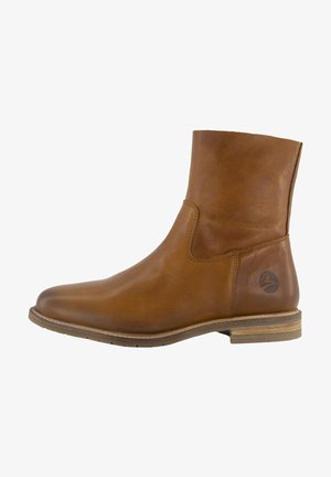 Stivaletto marrone in pelle con tacco basso impilato, punta rotonda e dettagli cuciti, visto dal lato esterno su sfondo bianco.