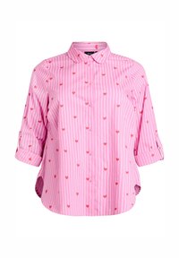 Rosa skjorte med hvide lodrette striber og spredte små røde hjerter. Har krave og rullede ærmer.