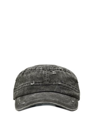Șapcă militară din denim negru uzată, cu ușoare semne de uzură și cusături vizibile pe un fundal alb.