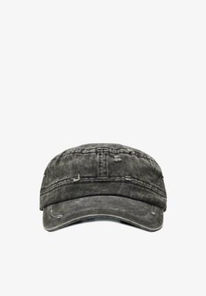 Casquette militaire noire en denim usé avec légère usure et coutures visibles sur fond blanc.