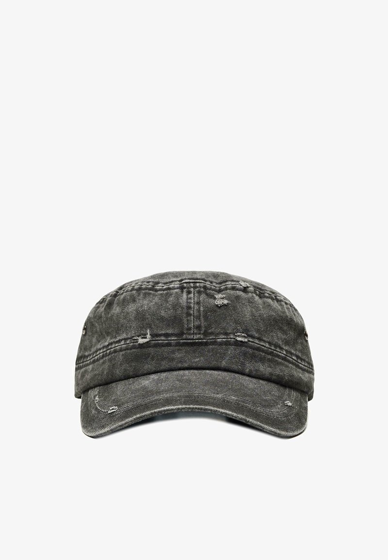 Casquette militaire noire en denim usé avec légère usure et coutures visibles sur fond blanc.