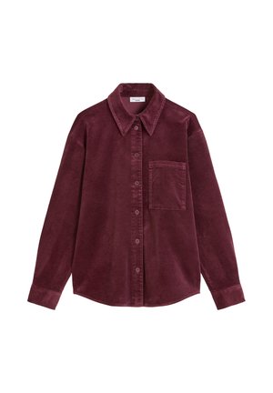 Chemise en velours côtelé bordeaux avec col, manches longues, fermeture à boutons sur le devant et une poche unique sur le côté gauche. Tissu texturé.