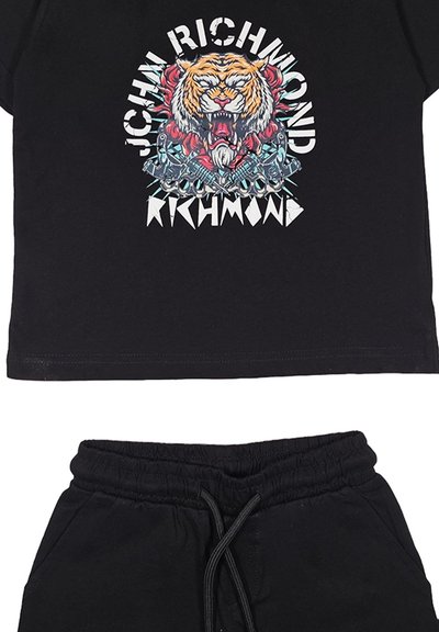 T-shirt nera in cotone a maniche corte con una grafica di tigre colorata e il testo "John Richmond"; abbinata a pantaloni corti con elastico coordinati.