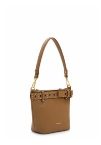 Pruun nahast käekott tekstuurse viimistlusega, millel on kuldse tooniga pannal ja rihmal naelutatud vöödetail. Kompaktne ruudukujuline.