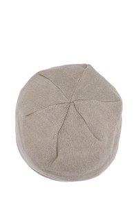 Cappello beanie beige lavorato a maglia con una cima arrotondata, caratterizzato da un design a cucitura che crea un motivo a stella al centro. Tessuto morbido e strutturato.