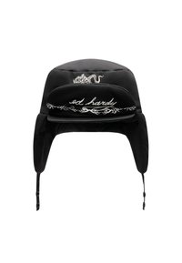 Sort quiltet hat med drage-design og "ed hardy" broderi på fronten. Sideklapper og justerbare kinremme er inkluderet.