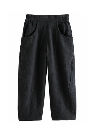 Pantaloni neri a gamba larga, con texture, cintura elastica e due tasche laterali. Realizzati in un tessuto morbido, presentano lievi righe verticali.