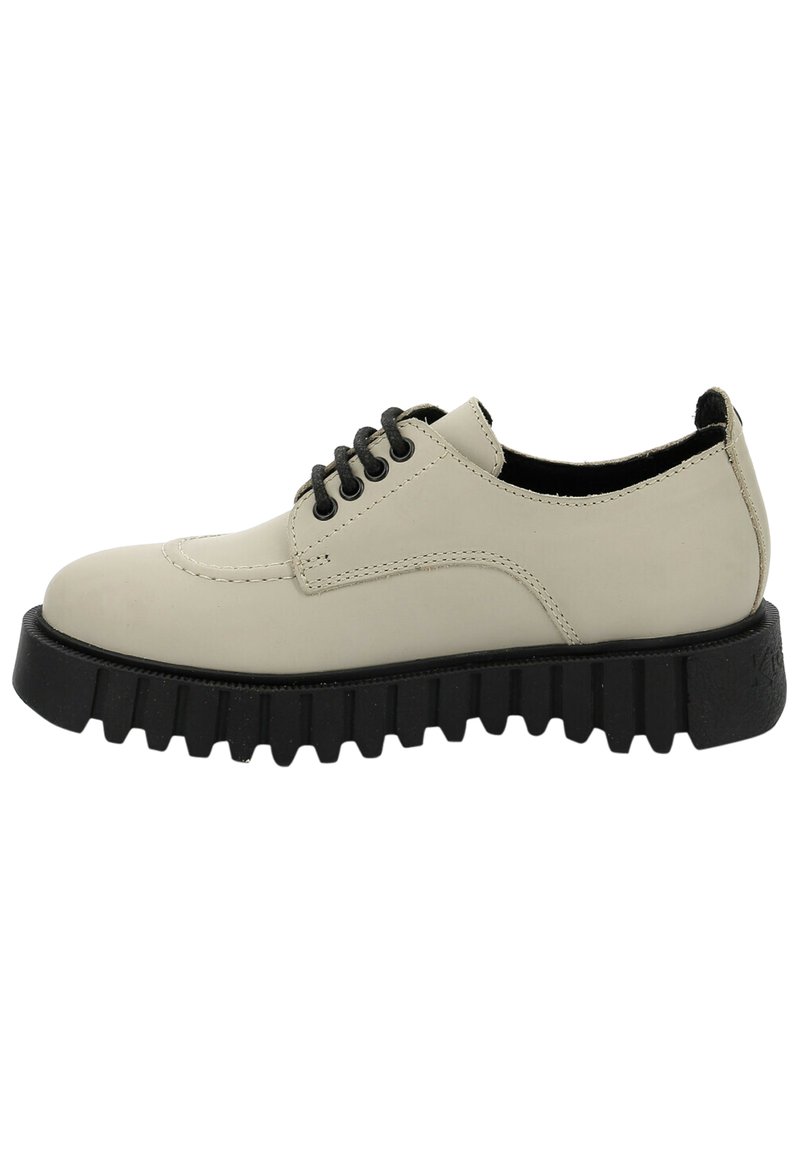 Chaussures en cuir beige à lacets avec un bout rond, présentant des semelles épaisses noires contrastantes et des détails de couture subtils.