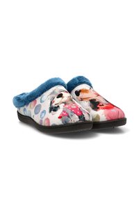 Zapatillas de tela coloridas con puño de felpa azul, que presentan un diseño de perro en acuarela y varios lunares multicolores sobre un fondo claro.