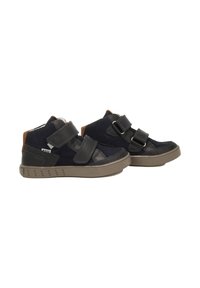 Scarpe alla caviglia in suede blu scuro con accenti marroni, dotate di doppie cinghie in Velcro, suola in gomma e dettagli cuciti.