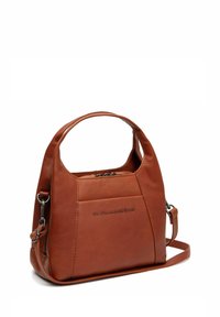Bolso de mano de piel marrón con un diseño estructurado, asa curva, correa de hombro ajustable y logotipo grabado en el panel frontal.