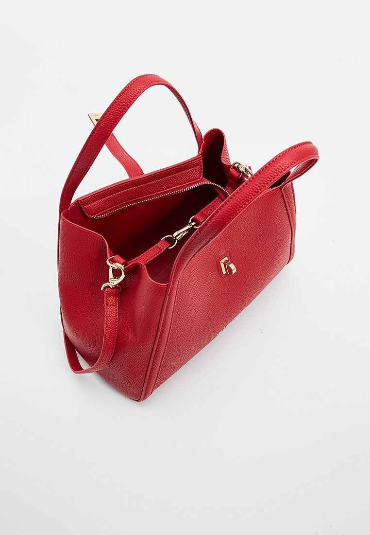Sac à main en cuir rouge à texture grainée avec deux poignées, une fermeture zippée sur le dessus et des accents en métal doré. L'intérieur comprend un compartiment ouvert et une poche zippée.