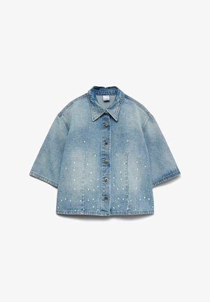 Kurtka jeansowa w jasnoniebieskim kolorze o luźnym kroju, z krótkimi rękawami, zapinana na guziki, z koralikowymi ozdobami wzdłuż dolnej części.