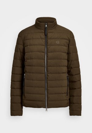 Veste matelassée vert olive foncé avec col montant, fermeture éclair avant, poches latérales zippées et petit logo "RLL" sur le côté gauche de la poitrine.