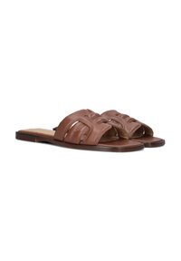 Sandales à glisser en cuir brun avec plusieurs larges brides. Semelle plate et texture lisse, adaptées à un usage décontracté. Pas de matériel ni d'accents présents.